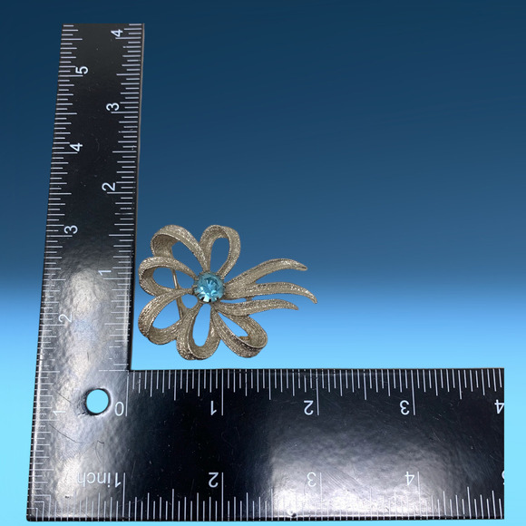 Vintage 1960's SHP Brooch Pin Bow Blue Crystal Textured Silver Tone Mid Century - Picture 4 of 4